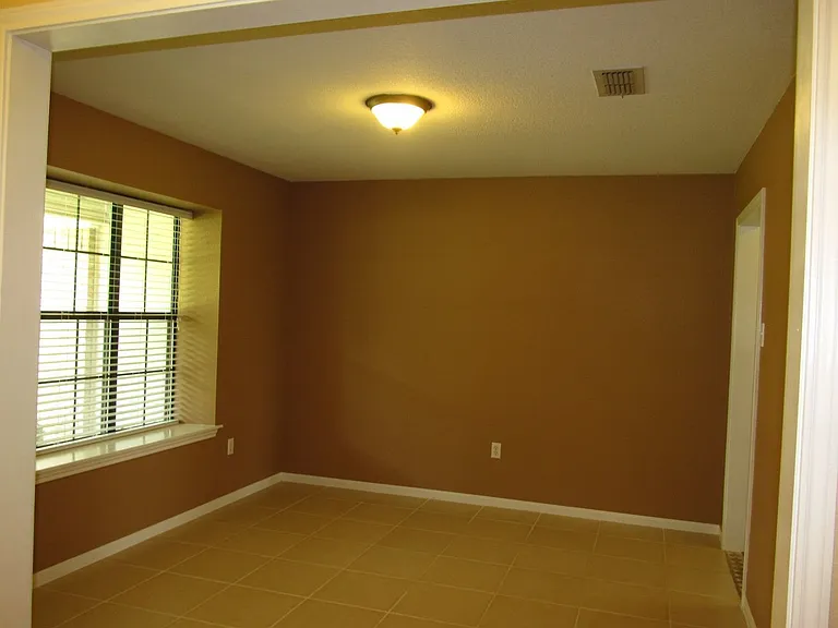 602 Northcliffe Dr — Photo 3
