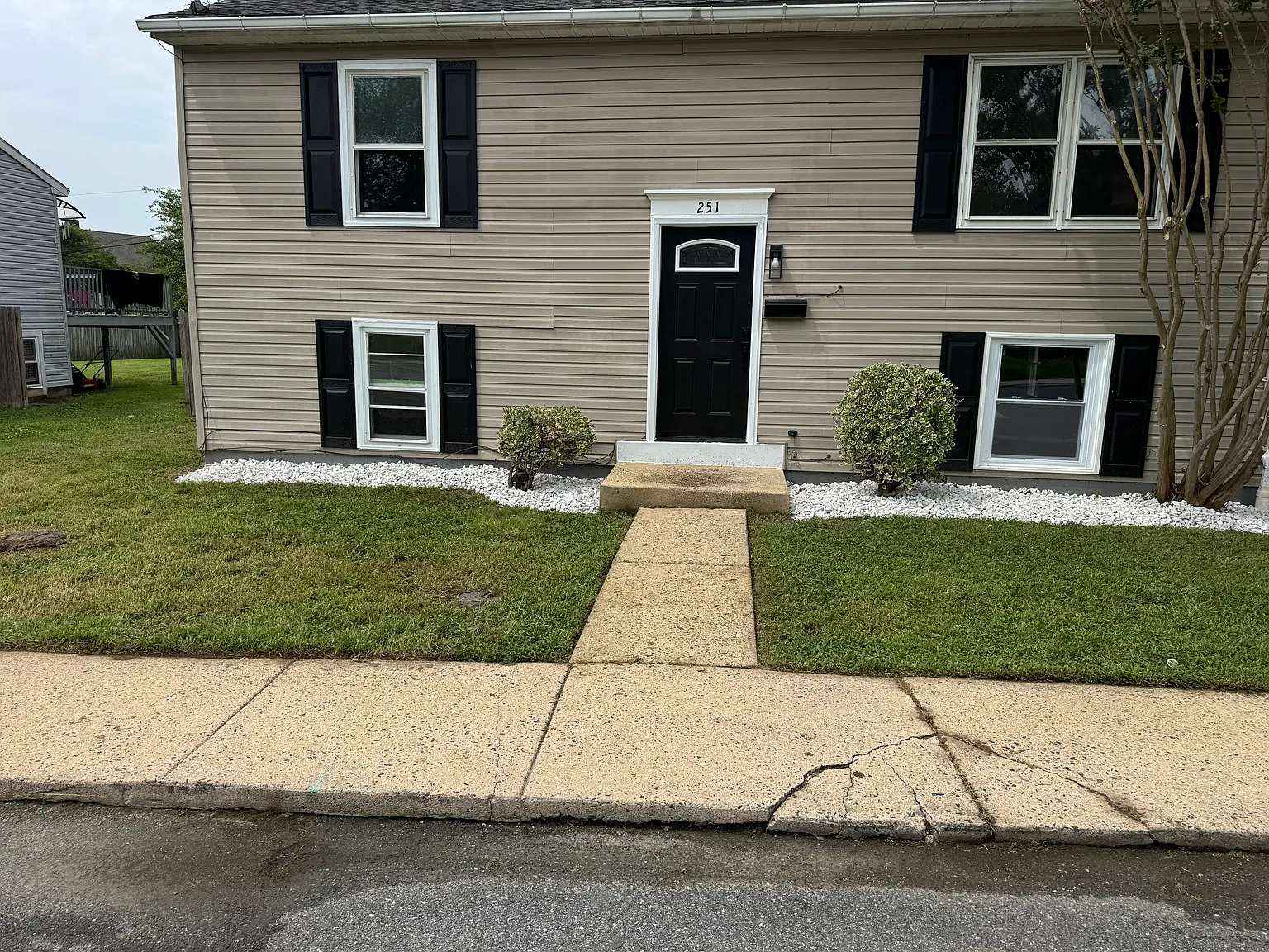 4 bed, 884 sqft, $2,475 — Photo 2