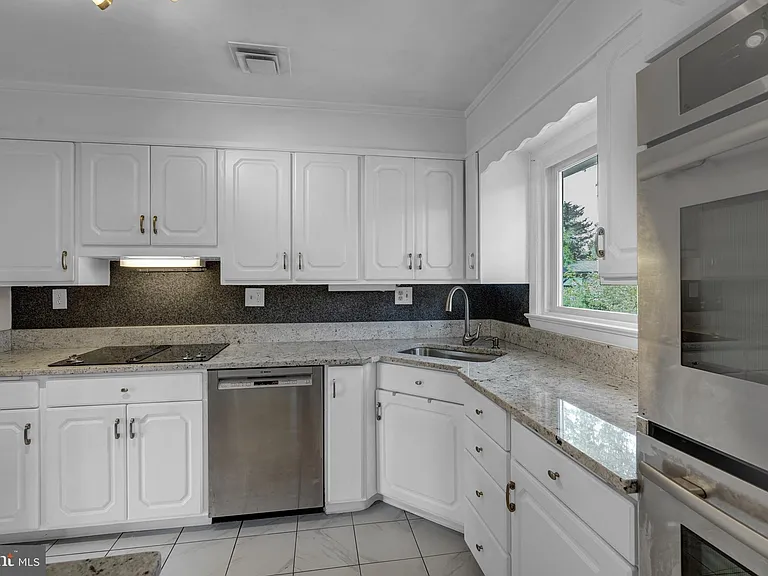 8905 Valley Forge Dr — Photo 9