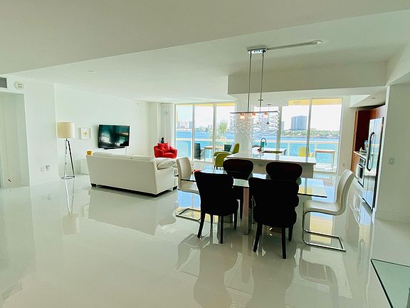 3rd image of 2640 Lake Shore Dr Unit 407