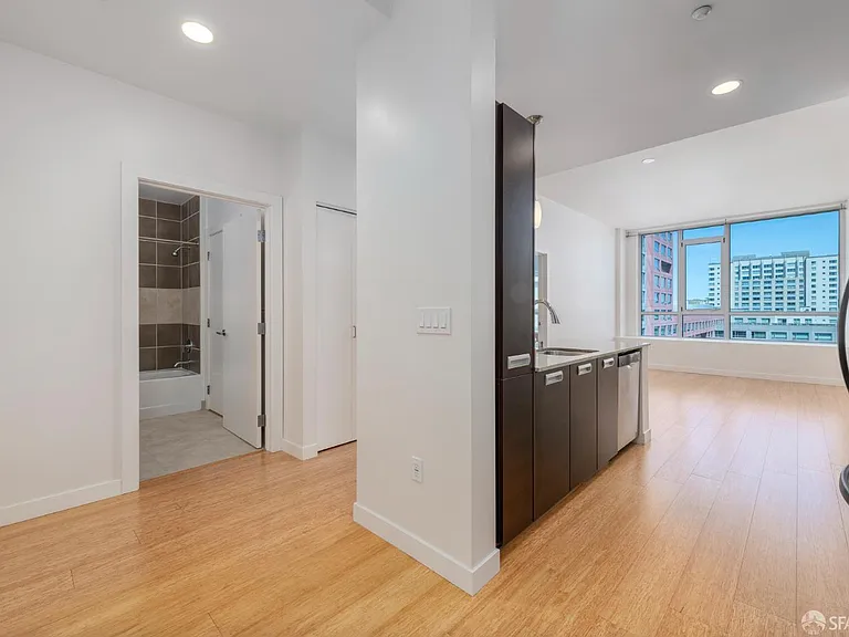 300 Berry St #907 — Photo 3
