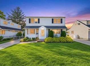 76 Moeller St, Hicksville, NY 11801
