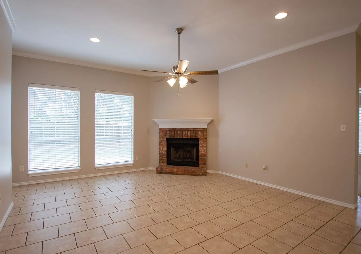 Stunning 4 Bedroom 3 Bath Home in Southeast Tyler! — Photo 2