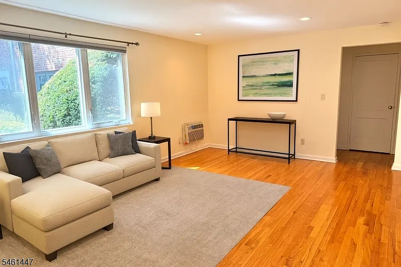 1 bed, 1.0 bath, 738 sqft, $2,250 — Photo 2