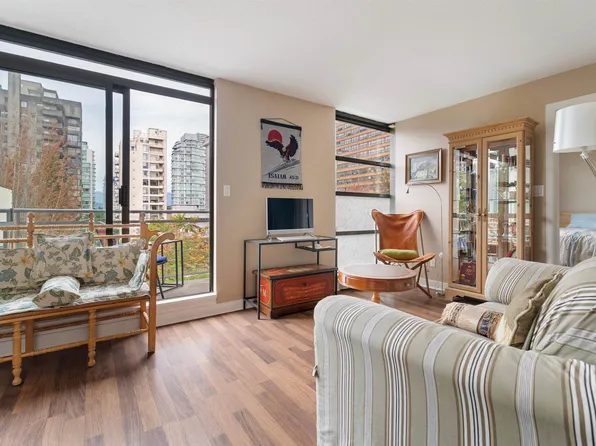 1688 Robson St #306, Vancouver, BC V6G 1C7