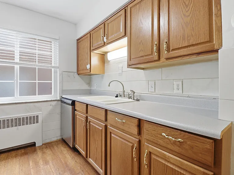 6237 Benneville St #1 — Photo 18