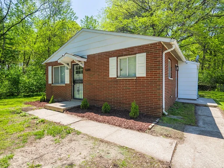 1088 Hobart St — Photo 3