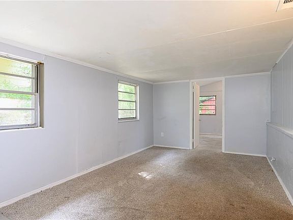 5th image of 4018 Cresthaven Rd