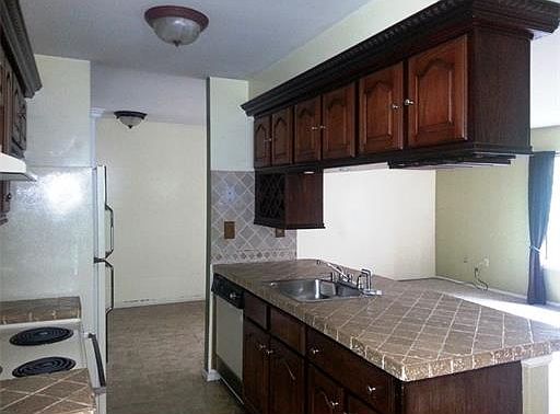 2nd image of 15 Norwich Pl #15
