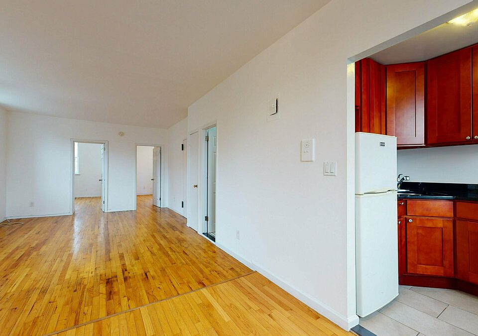1st image of 654 Henry St #2