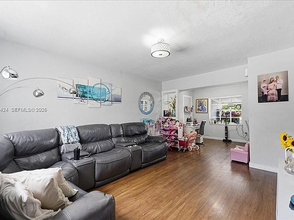 5th image of 511 E 27th St