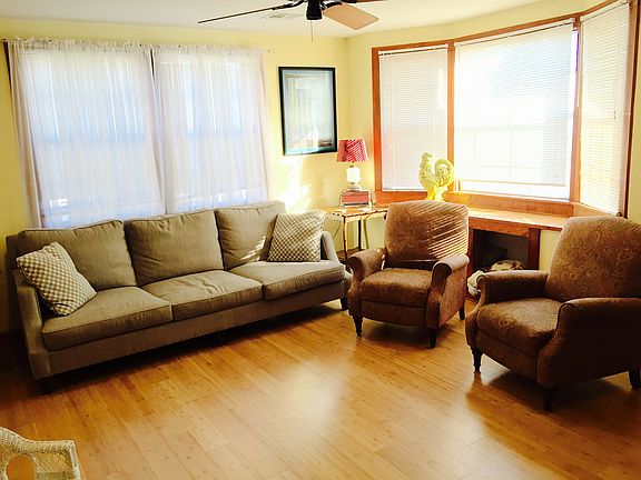 Living Room - lots of light!