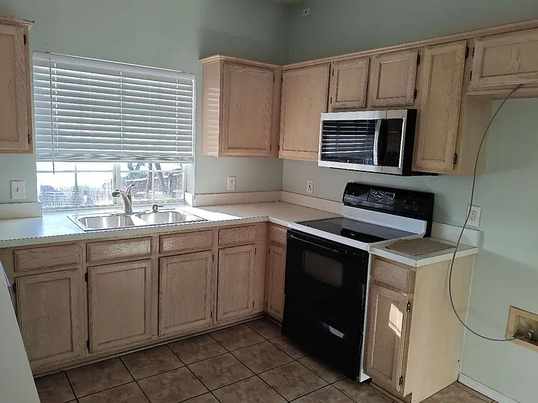 1423 Lakeshore Dr — Photo 7