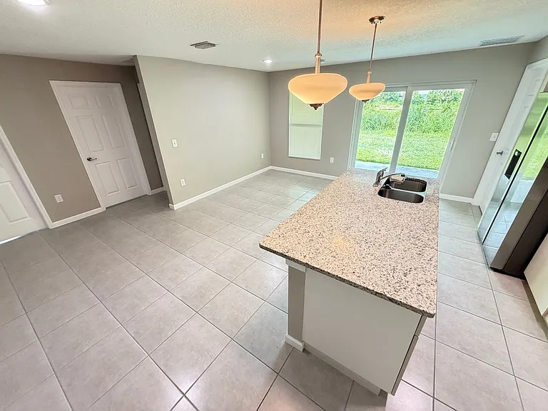 867 Glencove Ave NW — Photo 5