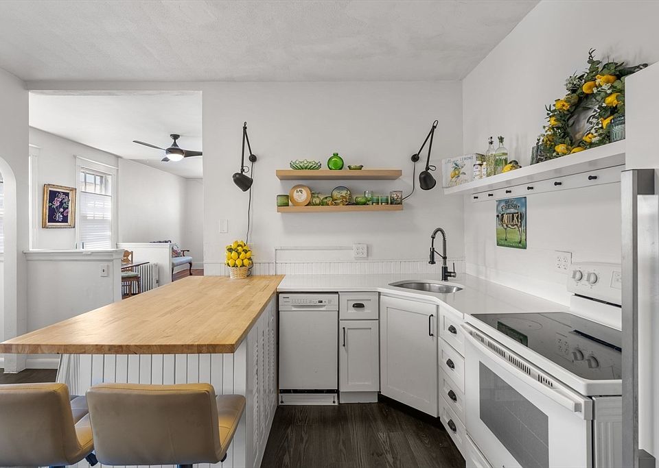 1st image of 16 Leavitt St #3
