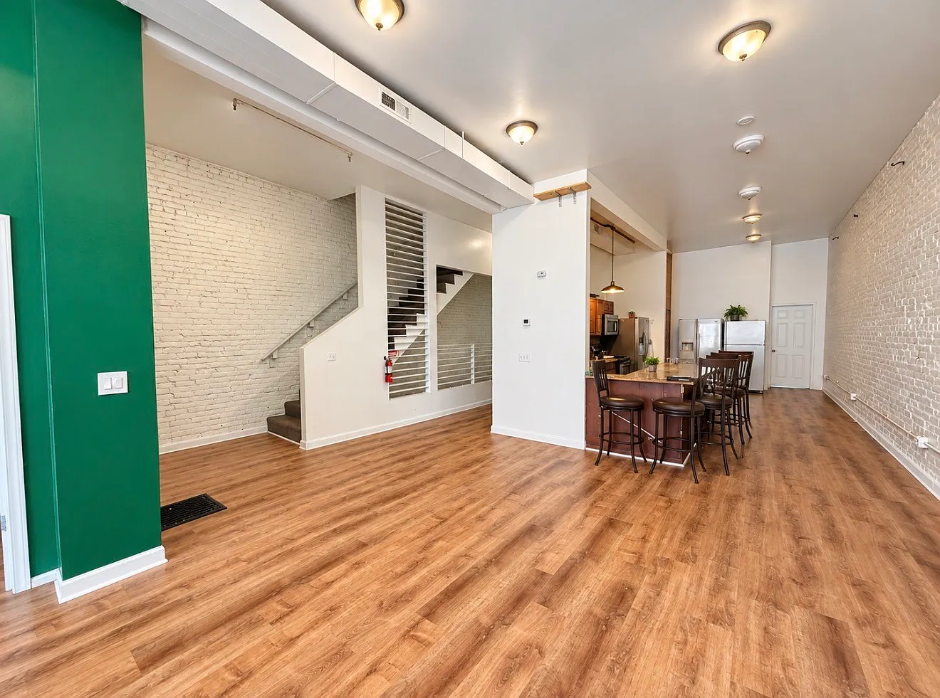 11 bed, 2.0 bath, 3200 sqft, $8,250 — Photo 3
