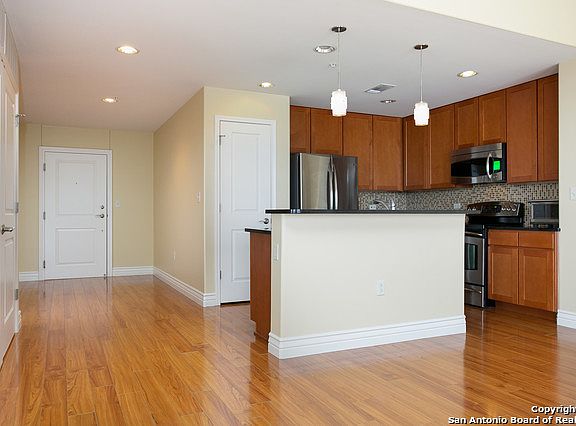 5th image of 215 North Ctr
