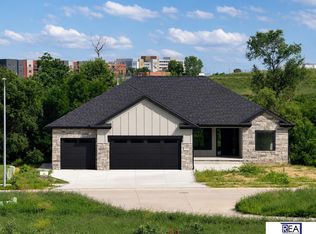 613 Valley Rd, Papillion, NE 68046