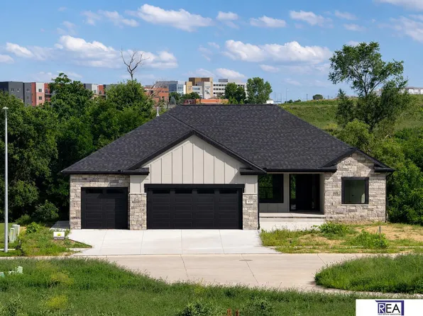 613 Valley Rd, Papillion, NE 68046