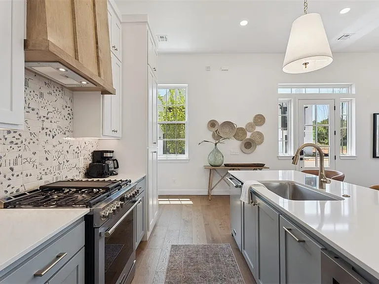 18817 Selah Way — Photo 18