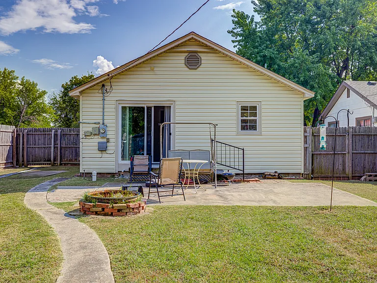 913 E Comanche St — Photo 11