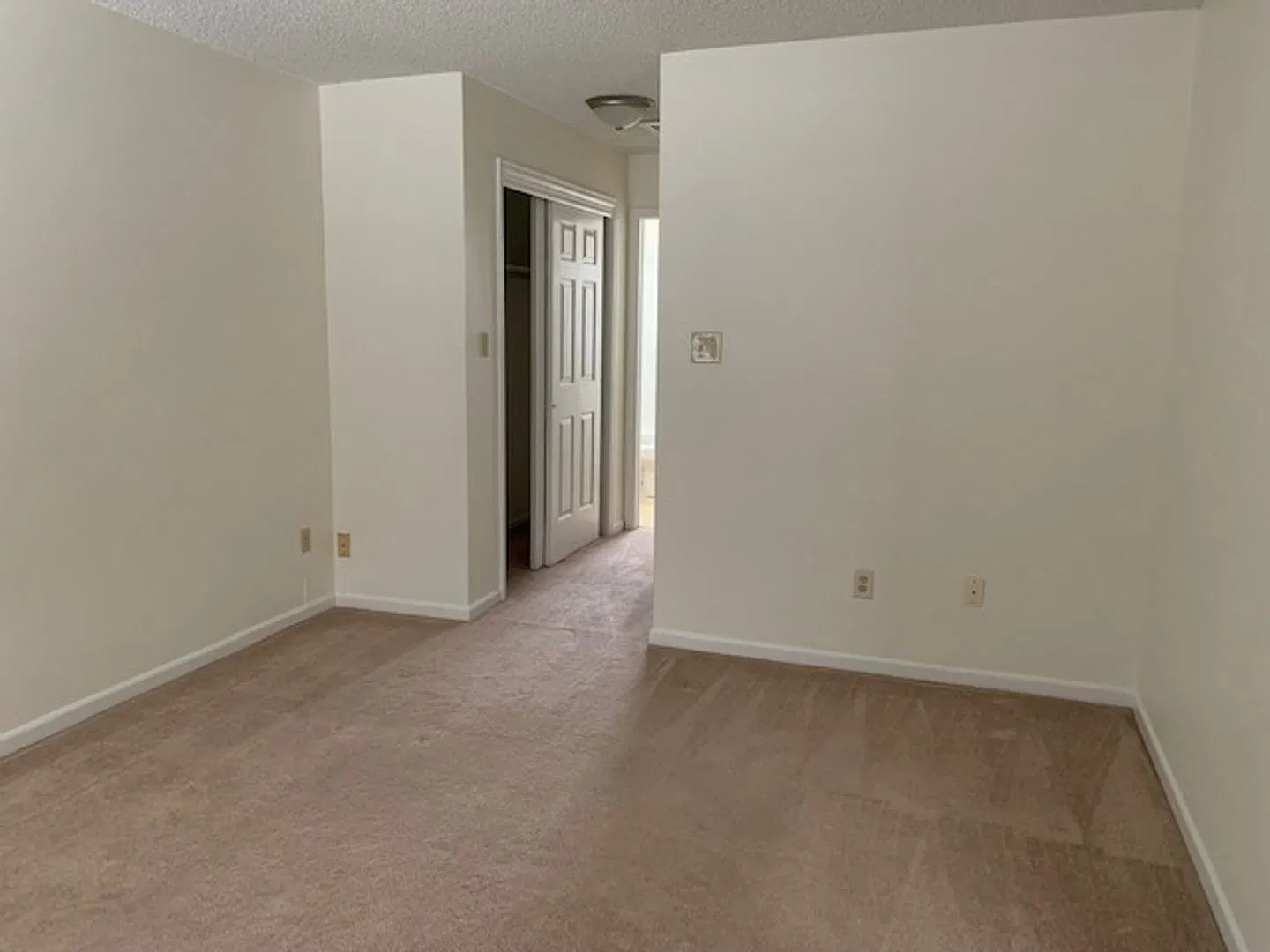 Great 2 Bedroom 1 1/2 Bath Townhouse in Sun Valley! — Photo 4