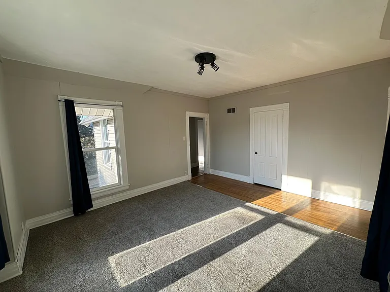 203 1/2 E Pleasant St — Photo 10