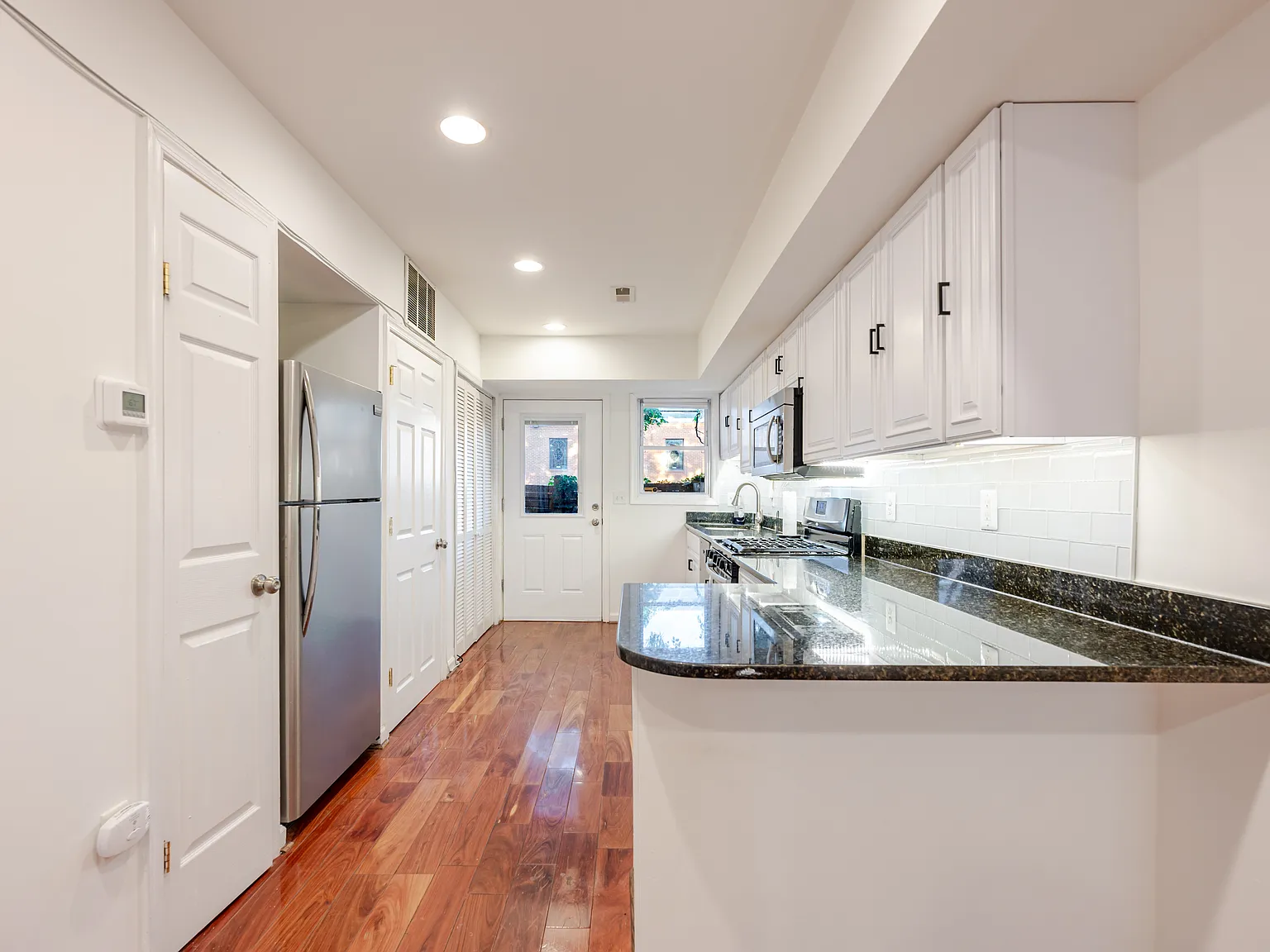 2 bed, 2.5 bath, 800 sqft, $2,800 — Photo 4