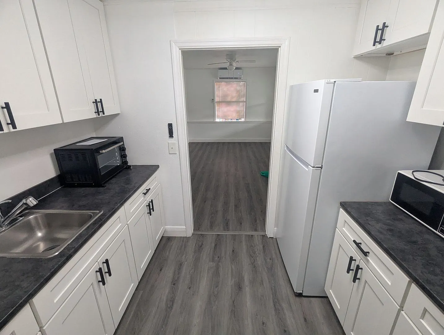First Floor One Bedroom, One Bathroom For Rent, Pets Welcome, and Private Covered Parking — Photo 2