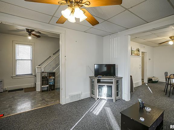 4th image of 806 S Greenlawn Ave