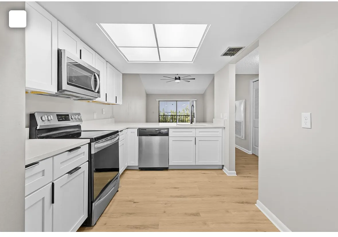 Building Photo - 1215 11th Ave W #D