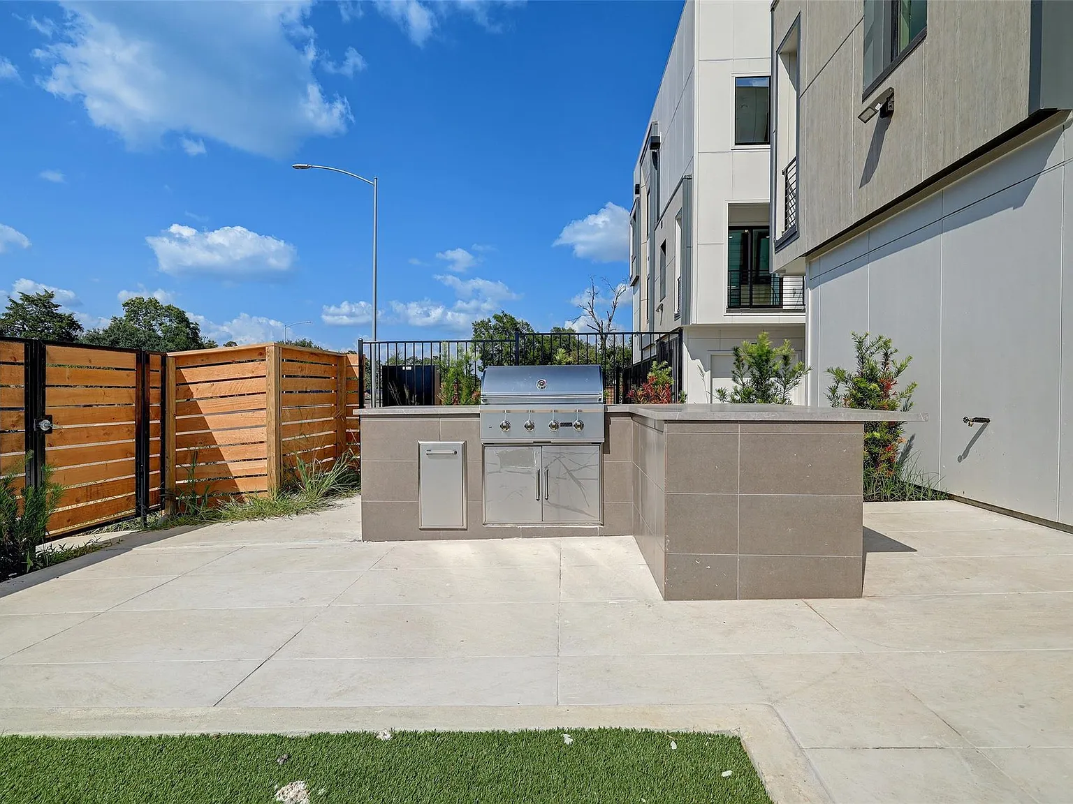 2 bed, 2.0 bath, 1027 sqft, $1,650 — Photo 2