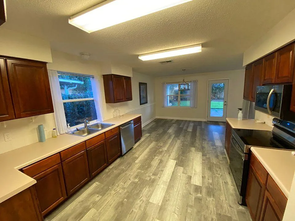 4 bed, 2.5 bath, 2350 sqft, $2,400 — Photo 4