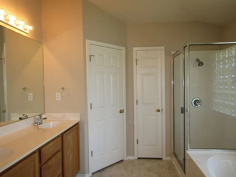 593 Cullen Blvd — Photo 18