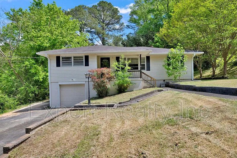 3 bed, 1.5 bath, 1330 sqft, $1,400 — Photo 2