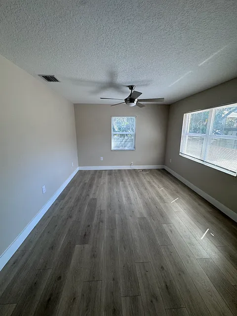 Updated 2 Bedroom 1 Bath unit — Photo 2
