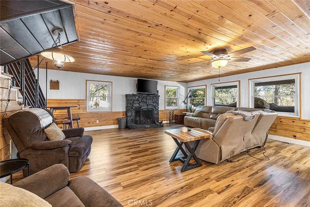 5 bed, 3.5 bath, 1912 sqft, $3,400 — Photo 2