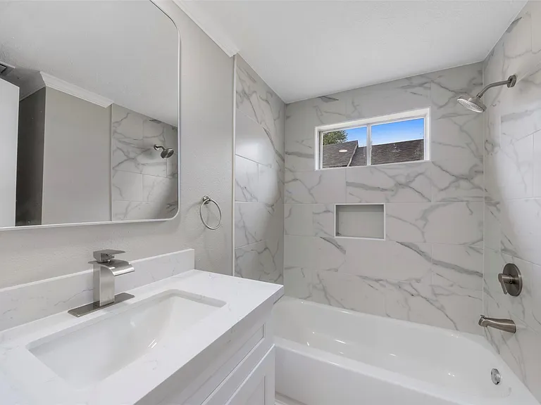 219 E James St — Photo 8