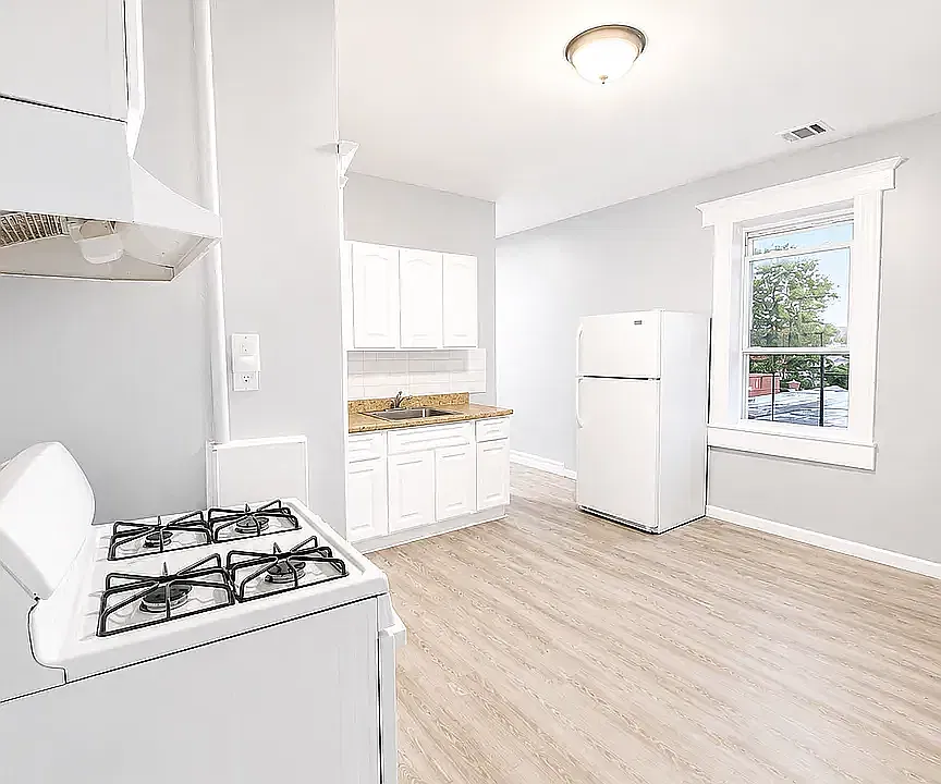 3 bed, 1000 sqft, $2,049 — Photo 2