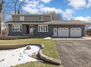 1105 Maple St, Robins, IA 52328