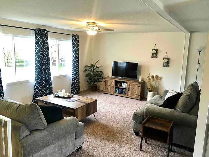 3 bed, 2016 sqft, $1,800 — Photo 2