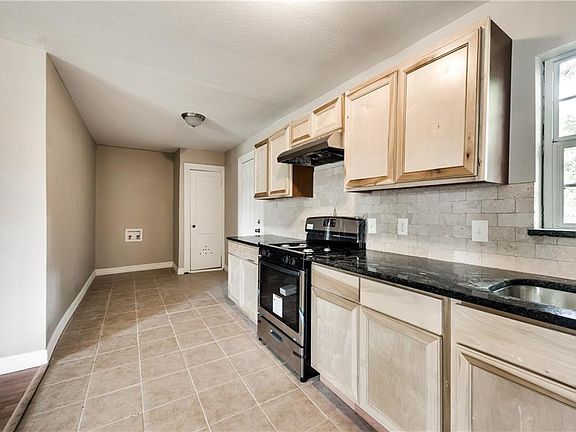 4th image of 233 E Marguerita Dr