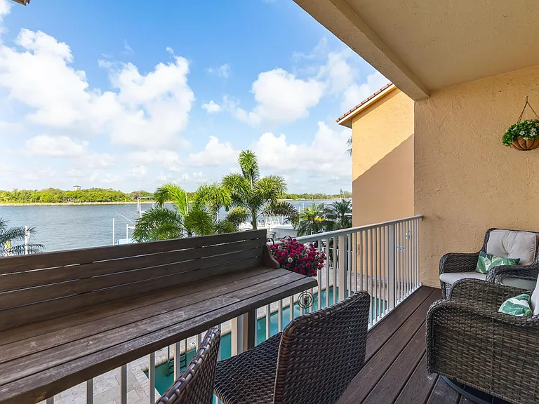 4022 N Ocean Dr — Photo 3