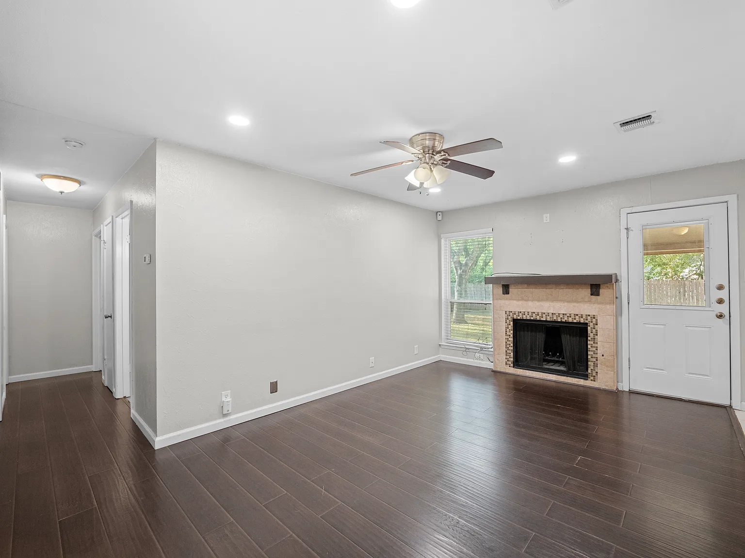 3 bed, 1079 sqft, $1,600 — Photo 1