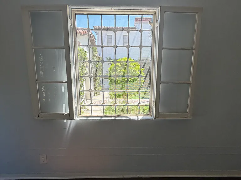 1047 S Orange Grove Ave #1 — Photo 35