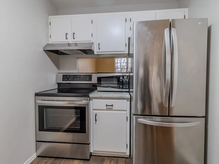 601 Riverine Dr #302 — Photo 6