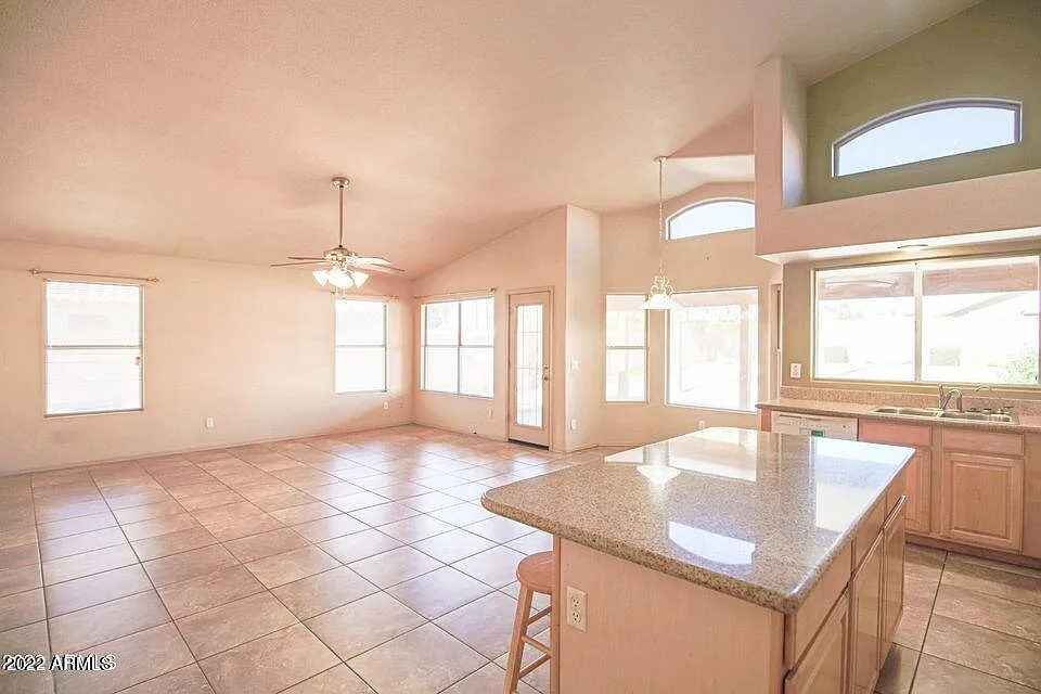 3 bed, 2.0 bath, 2276 sqft, $2,450 — Photo 4