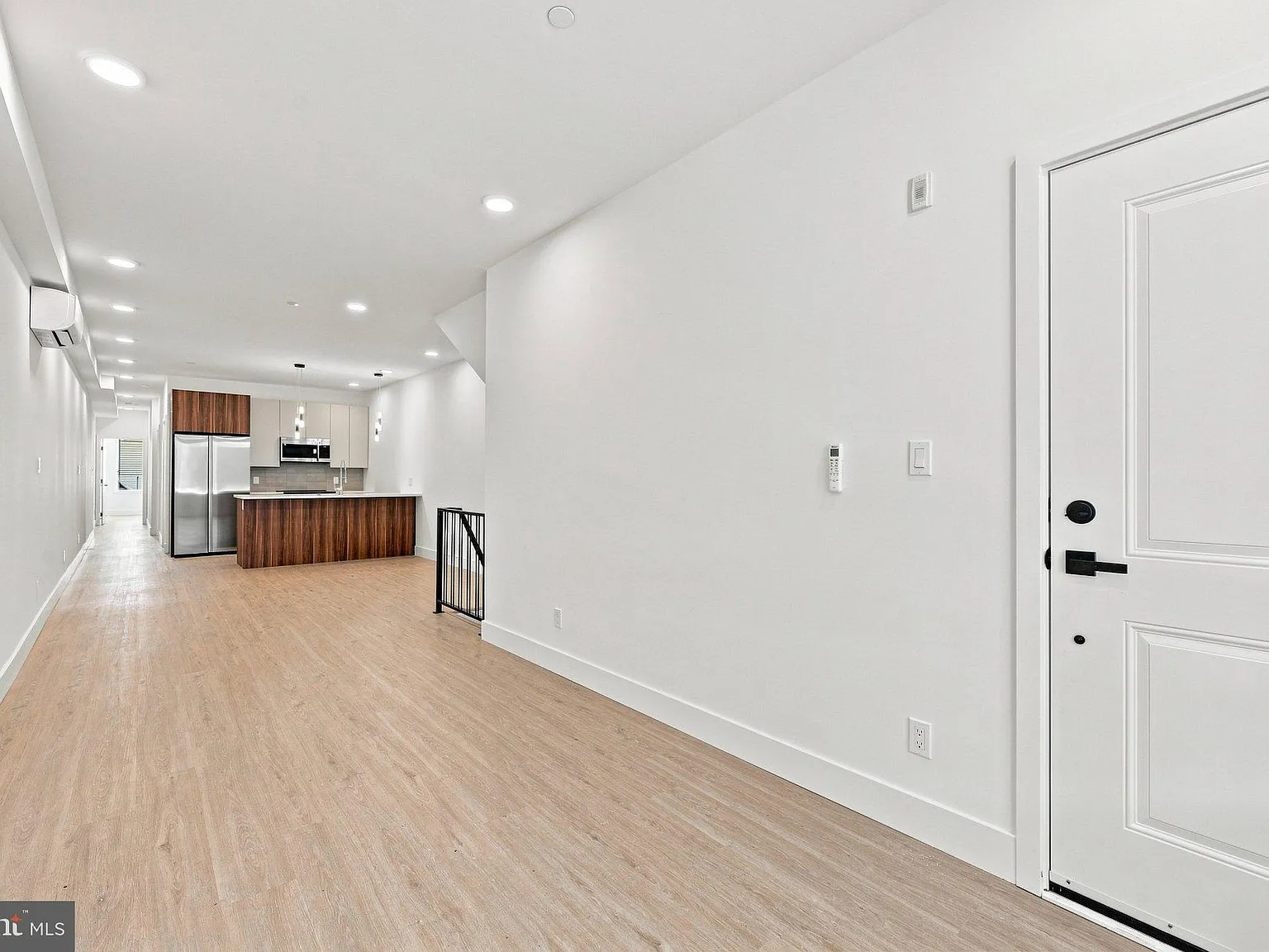3 bed, 2.0 bath, 1964 sqft, $2,290 — Photo 2