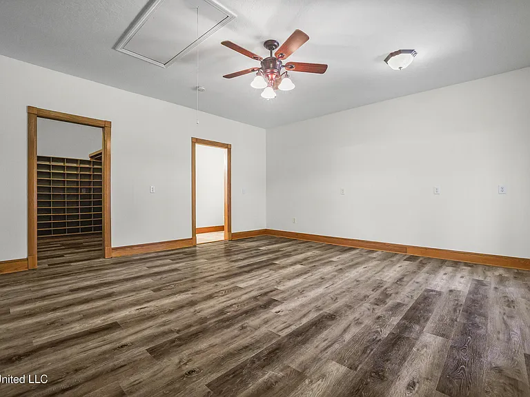 15301 Parker Rd — Photo 37