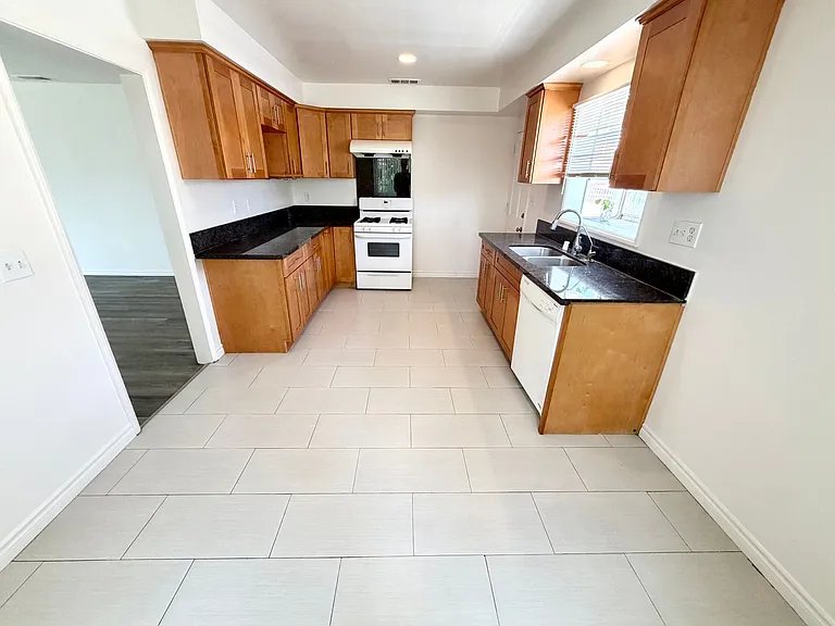 221 W Hammel St — Photo 28